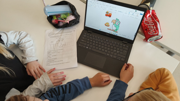 3lk-oppilaat työstävät julistetta yksinäisyydestä.