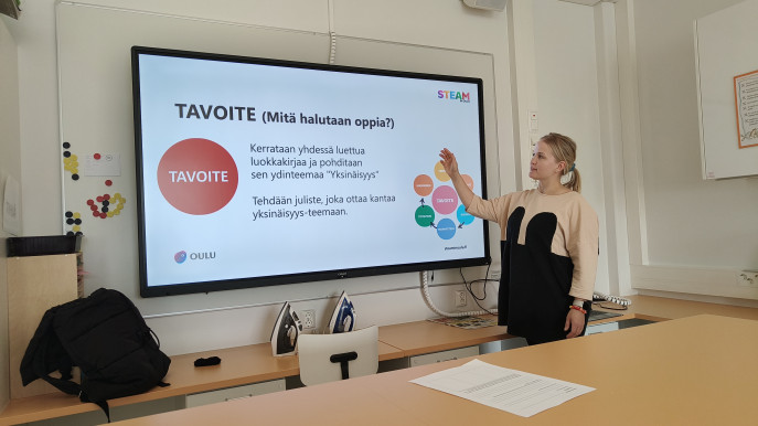 Luokanopettaja Marjo Juntunen esittelee STEAM-työskentelyä oppilailleen.